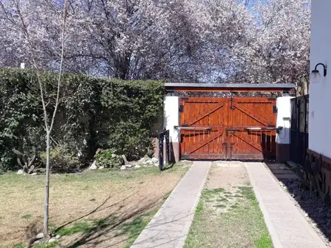 CASA CON PILETA + DPTO Y QUINCHO -CHACRAS DE CORIA