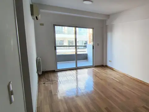 Belgrano "R": Edificio de categoría. Suite y dos baños completos. Excelente cochera fija!