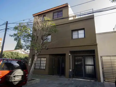 Casa de 5 ambientes con cochera y playroom en venta en Carapachay