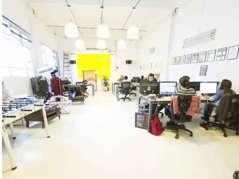 Todo en 1er piso Depto de 2 amb con patio mas Gran deposito p/destinos Varios (Ideal Oficinas)