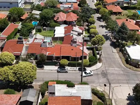 Casa 7 ambientes con 2 baños