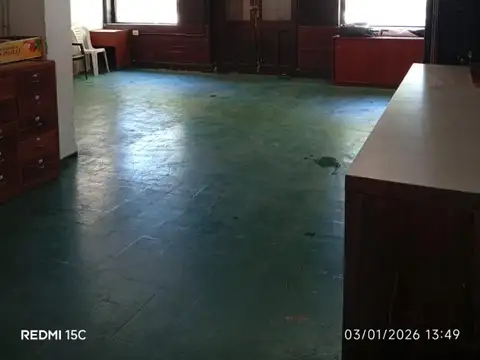 LOCAL VIDRIADO SOBRE AV PELLEGRINI