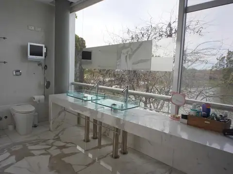 Casa en Alquiler con 3 cocheras