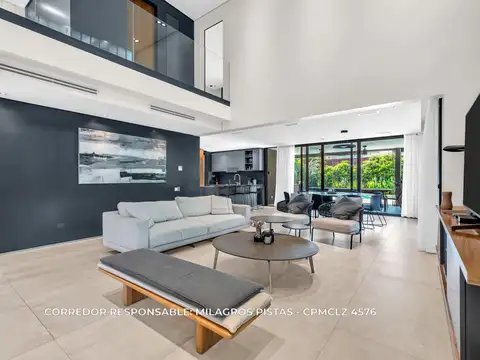 Casa en Venta con 2 cocheras
