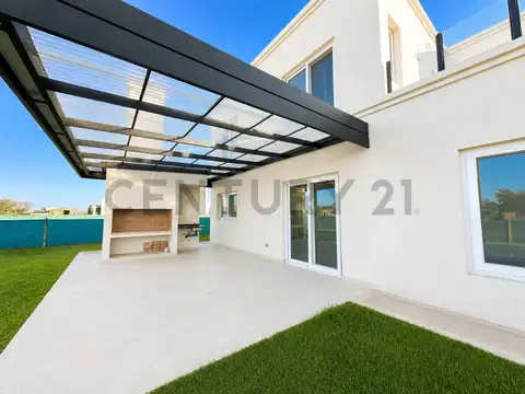 Casa en Alquiler con 2 cocheras