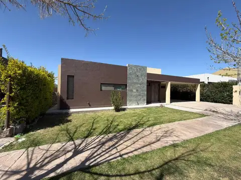 Casa en Alquiler de 3 dormitorios