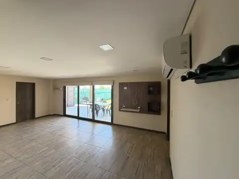 Casa en Alquiler con 2 cocheras