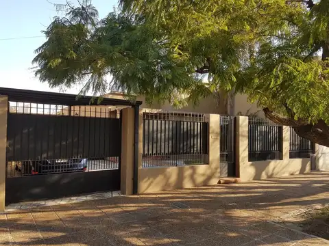 Casa 4 ambientes en venta en Banfield con jardin