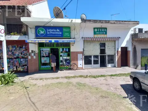 Venta en bloque dos locales con patio en F. Varela