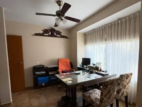 Casa en Alquiler con 3 cocheras