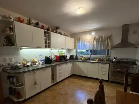Casa en Alquiler con 3 cocheras