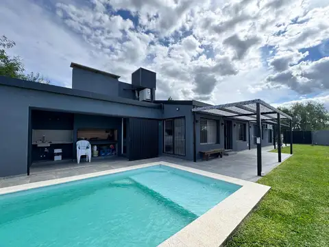 Casa en esquina en venta de 2 dormitorios con quincho y pileta