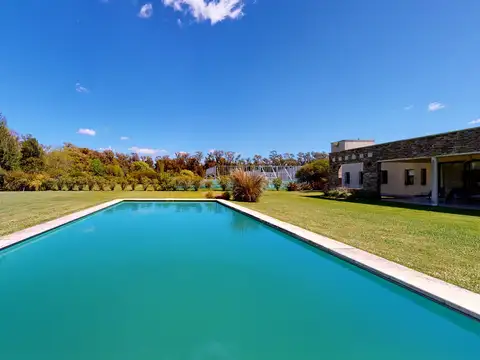 Casa 4 ambientes con 2 baños