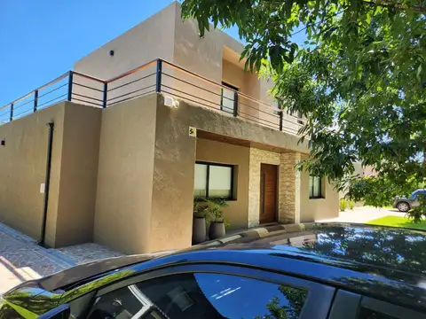 Casa en Venta con 4 cocheras