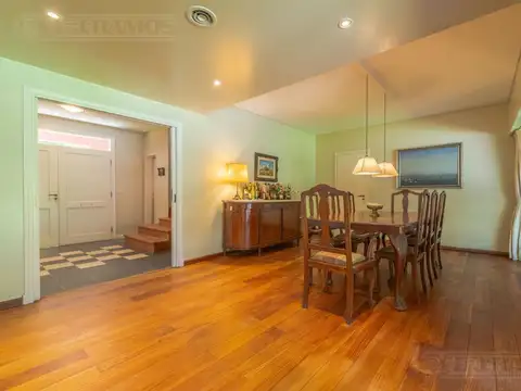 Casa en Venta con 3 cocheras