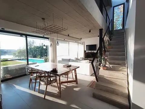 Casa en Alquiler con 5 cocheras