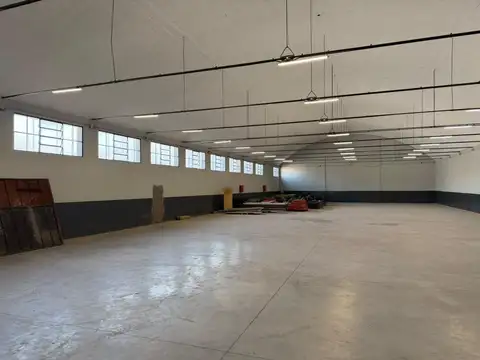 Galpón en alquiler de 835 M2 sobre Av Eva Peron 7100