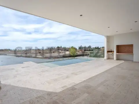 CASA AL AGUA CON AMARRA EN YACHT CLUB - NORDELTA