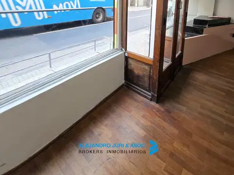 Laprida  1187 - Amplio Local con Privados en la Zona Teatro el Circulo