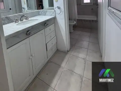 Casa 6 ambientes con 2 baños