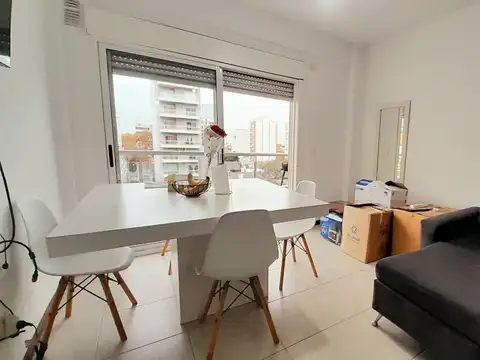 Villa Ballester céntrico! Amplio y luminoso 3 amb con vista abierta!