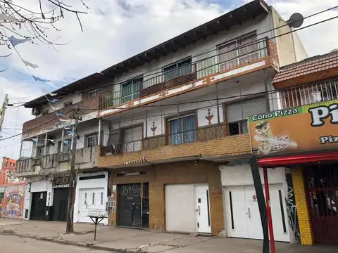 Amplia propiedad a la venta con locales comerciales  y departamentos en Centro de G. de Laferrere