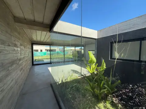 CASA 4 AMBIENTES A ESTRENAR PILAR DEL ESTE PERMUTA