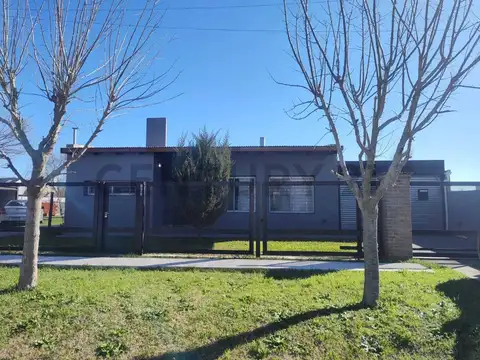 CAS EN VENTA CON PISCINA Y AMPLIO TERRENO EN FUNES CITY