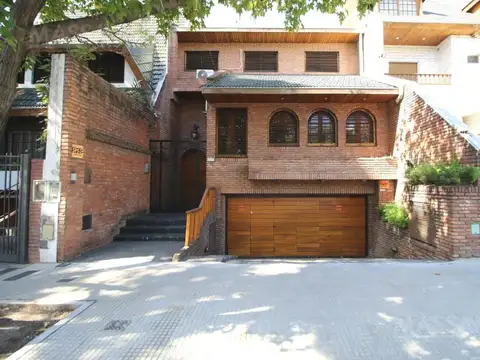 Casa en villa Devoto con Jardin ,Piscina y doble cochera.