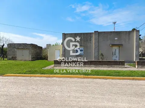 Casa con extenso terreno y local en San Carlos Norte