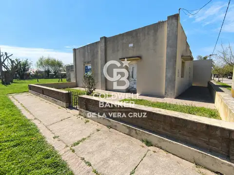 Casa con extenso terreno y local en San Carlos Norte