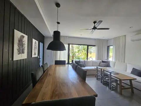 Casa en alquiler anual en Santa Bárbara, 4 dormitorios con 2 playroom, refaccionada