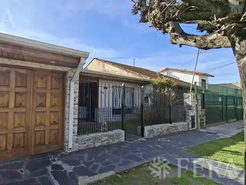 Venta de Casa 4 ambientes con cochera y piscina en Quilmes Oeste