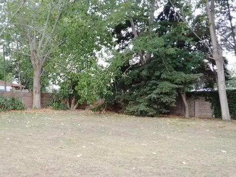 Casa venta en La Plata 14 y 607 Lote 1.377m² Pileta PERMUTA