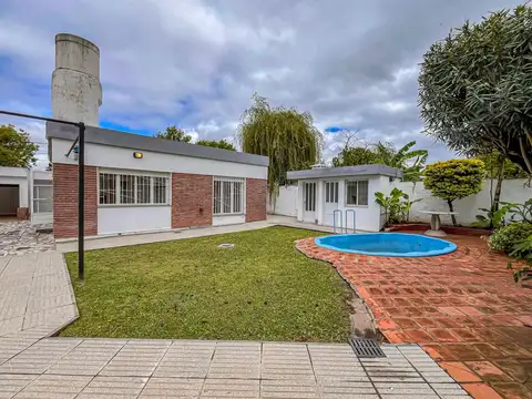 VENTA/PERMUTA - Casa de 3 Dormitorios, Jardín, Pileta, Quincho y Cochera - Cañada de Gómez.
