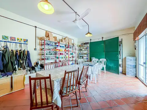 VENTA/PERMUTA - Casa de 3 Dormitorios, Jardín, Pileta, Quincho y Cochera - Cañada de Gómez.