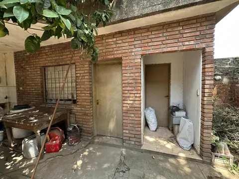 Casa 14 ambientes con 2 baños