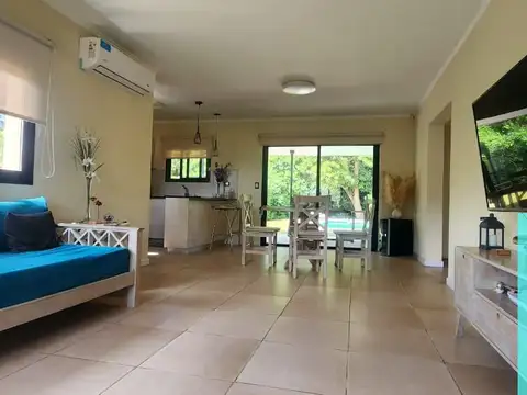 Venta hermosa casa en Azcuénaga-Jardín- galería- fondo arbolado y piscina