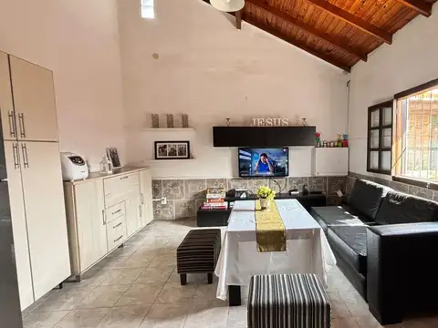 Casa 4 ambientes con 2 baños