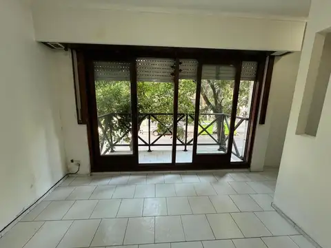 Monoambiente al frente con balcón