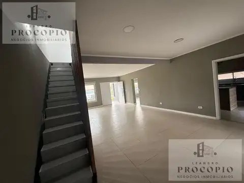 Casa 4 ambientes con 3 baños