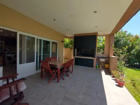 Casa 6 ambientes con 4 baños