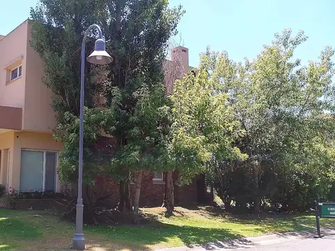 Casa 6 ambientes con 4 baños