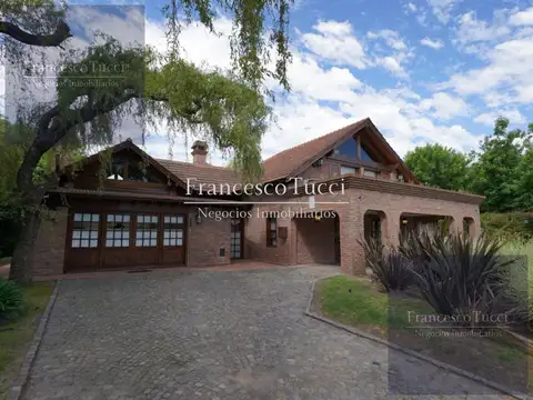 Casa en venta 7 ambientes con pileta lote central en San Diego C.C