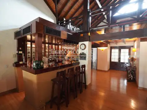 Casa en Venta con 2 cocheras
