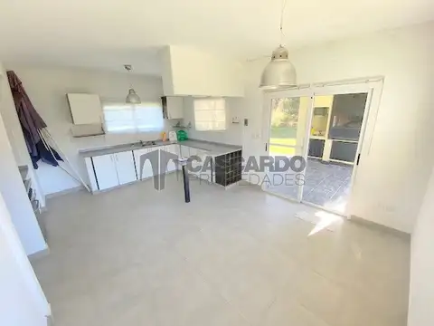 Casa 4 ambientes con 2 baños