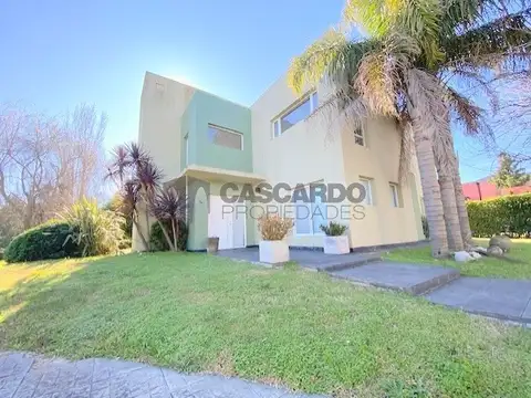 Casa de 4 ambientes con piscina climatizada y en muy buen estado.