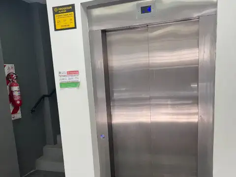 EXCELENTE oficina de 100 M2 c/ espacio guarda coche