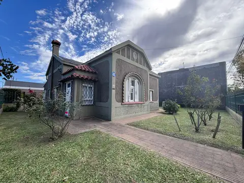 Casa en venta de 3 dormitorios con cochera , Roldán .