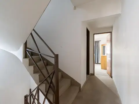 VENTA TRIPLEX 4 AMBIENTES. COCHERA, PATIO CON PARRILLA - APTO CRÉDITO - VILLA ADELINA.